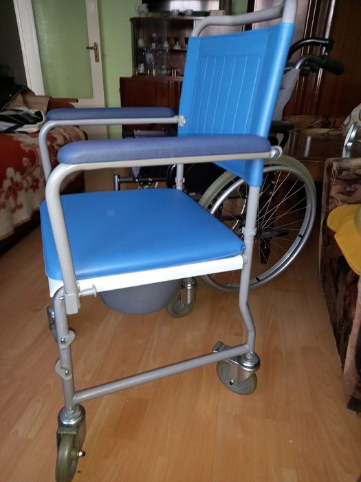 Vând scaun pentru persoane cu necesități speciale