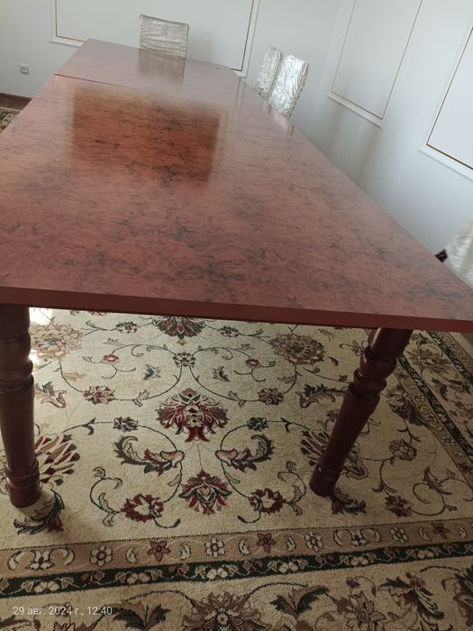 Қонақ бөлмеге стол +12 орындығымен  .