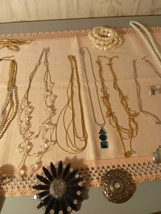 Женски бижута колиета гривни и брошки