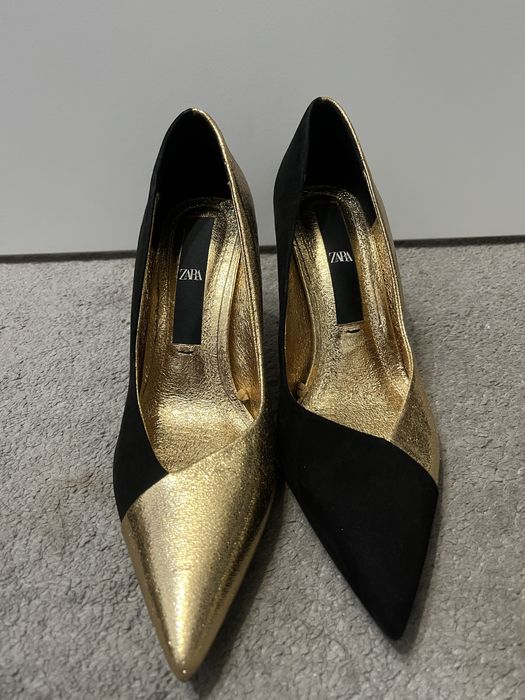 Обувки с висок ток с интересен златист дизайн