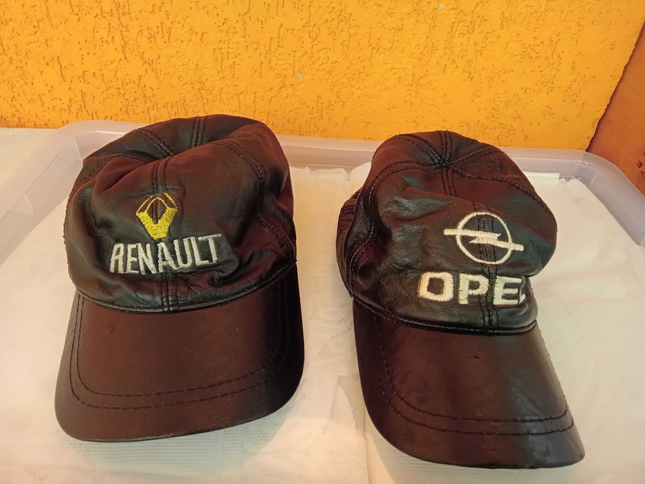 Doua sepci din piele