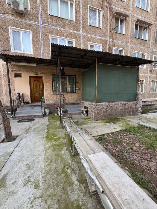 4 qavatli domda 1-qavatdagi 5 xonali xonadon sotiladi
