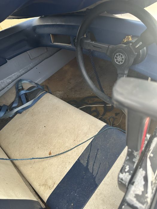 Лодка с колесар и двигател