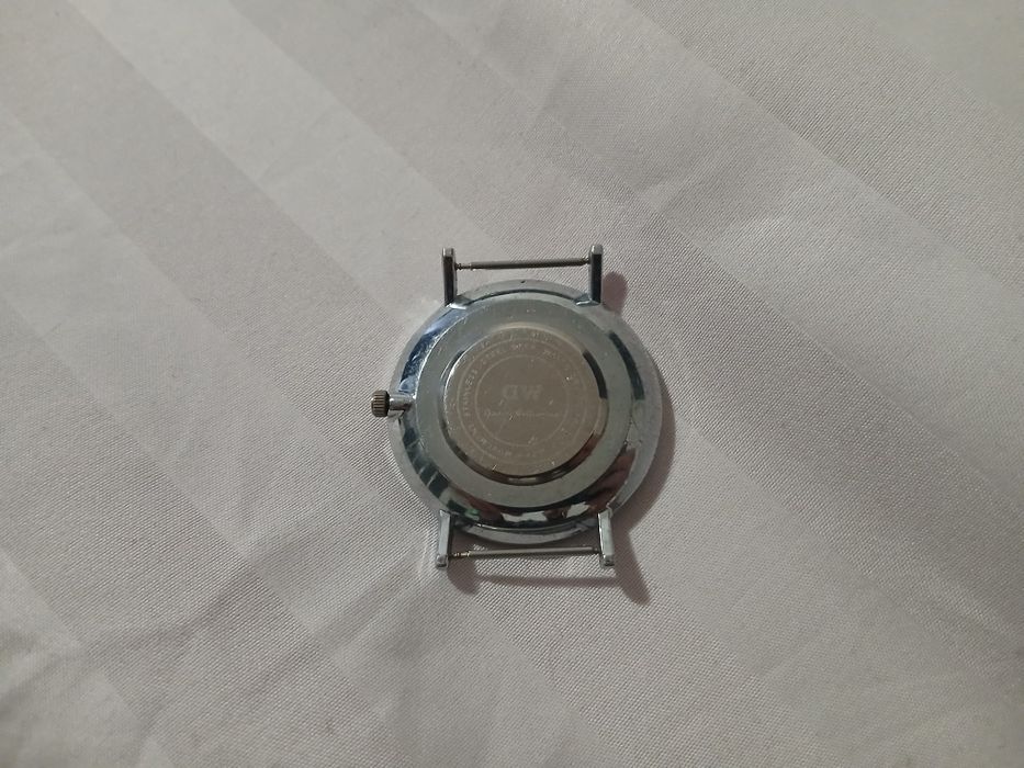 Daniel Wellington argintiu.