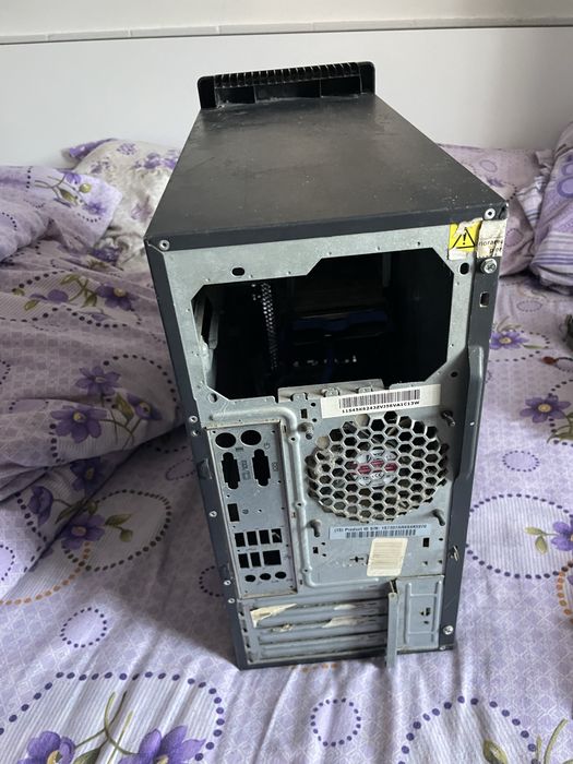 Vand carcasa de calculator lenovo cu un ventilator