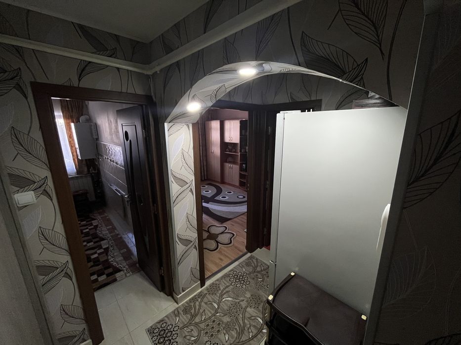 Garsonieră 25 mp, renovată și mobilată complet – Zona OMW Câmpina | 300 €