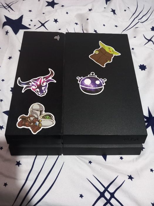 Vând PS4 pro . Un singur controller