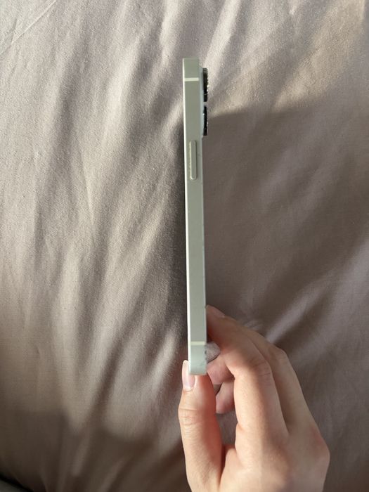 iPhone 13 – 128GB | работещ отлично + 2 калъфа подарък