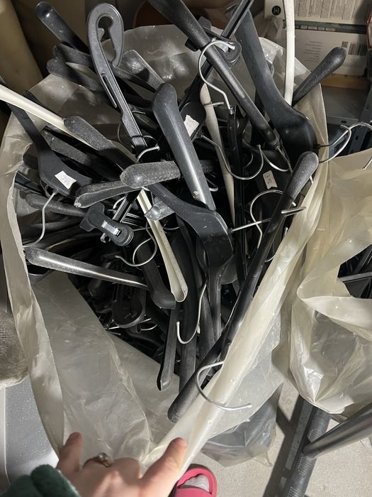 Vand umerase din plastic peste 400 buc bluze si umeras de pantaloni