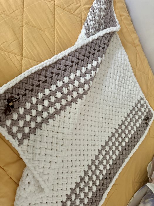 Ръчно плетено килимче овчица и одеалце
