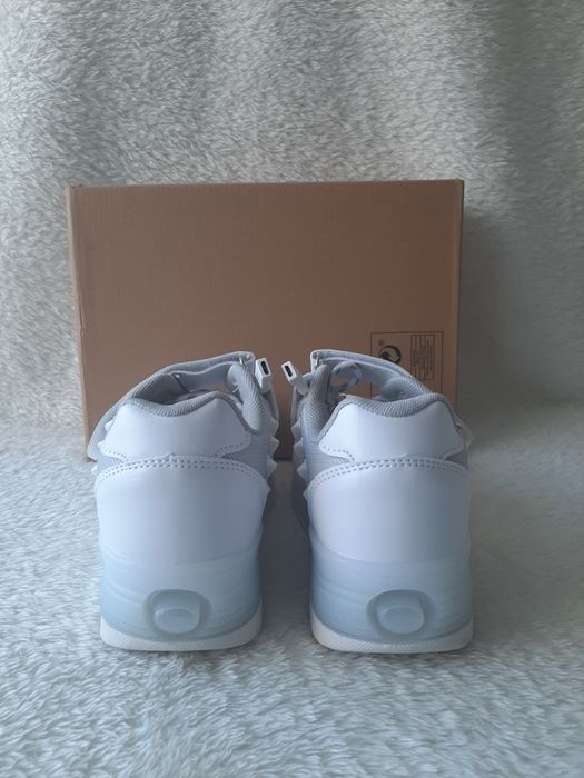 Светещи кецове с колелца.