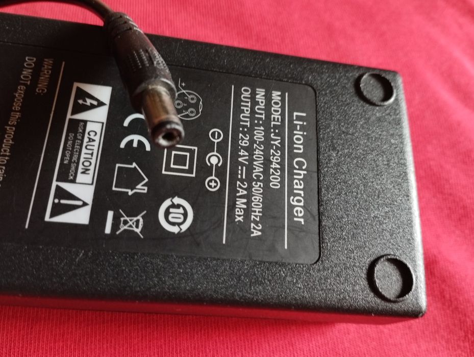 Încărcator hoverboard,trotineta,bicicleta electrică,etc,litiu24(29,4V)