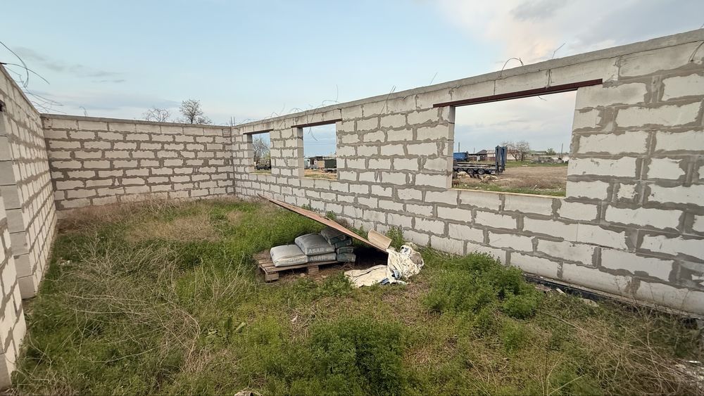 Усаток с недостроенным домом
