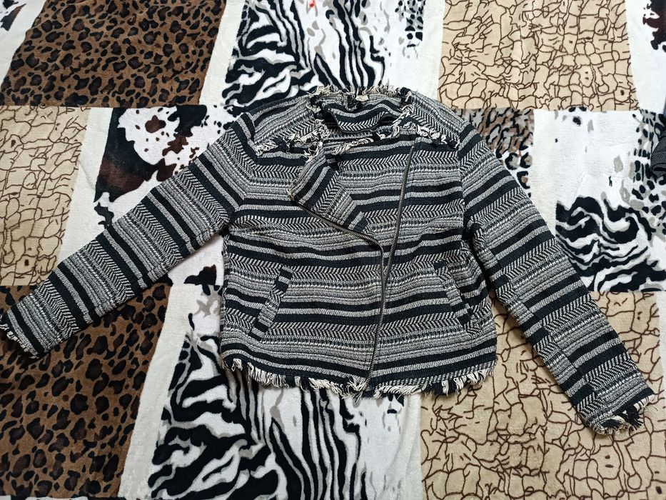 Куртка женская. Размер S  продам за 50000сум