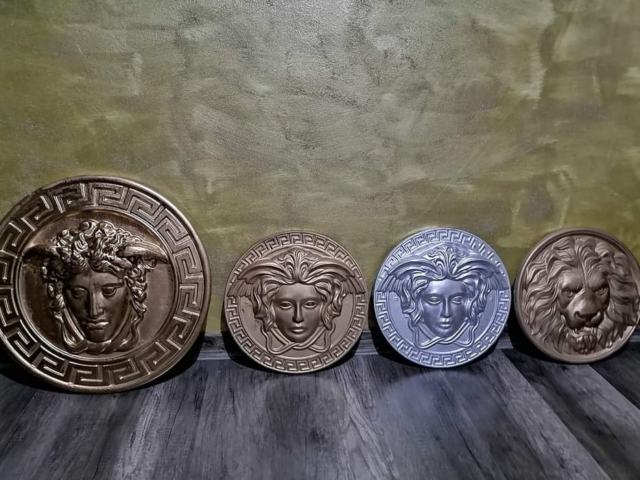 Cap Versace și cap de leu