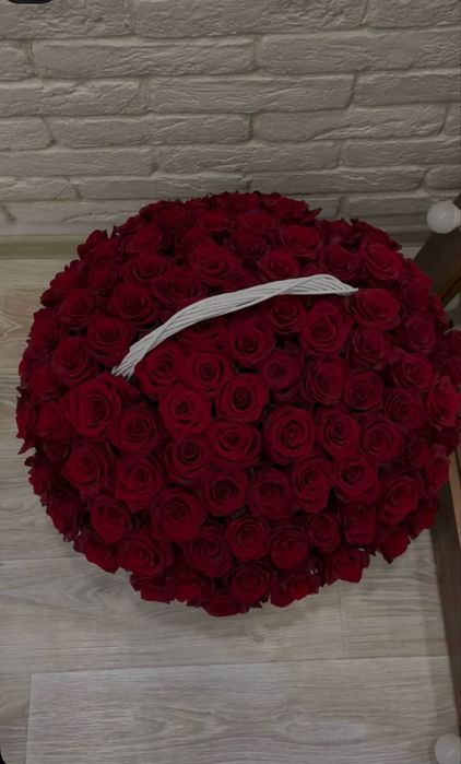 101роза в корзине свежие