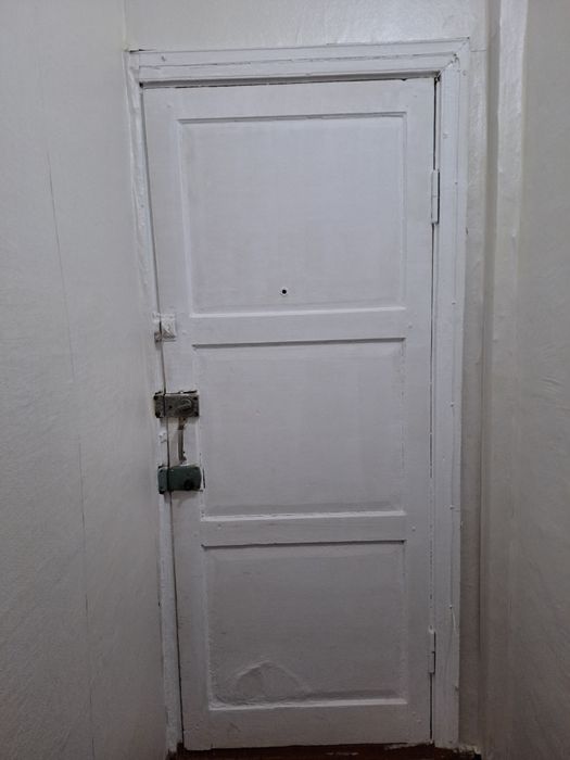 Продам входную деревянную дверь