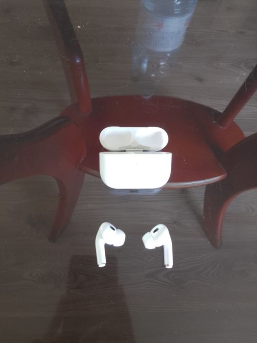 Продавам Apple AirPods Pro в добро състояние.