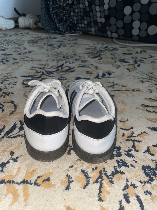 Adidași  Albi cu Dungă Negră și Talpă Gumată