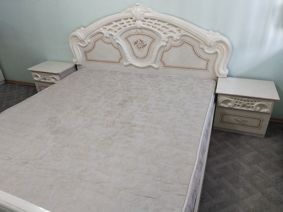 Продам кровать с тумбами