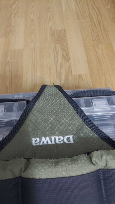 Geanta Daiwa cu 4 cutii pentru naluci