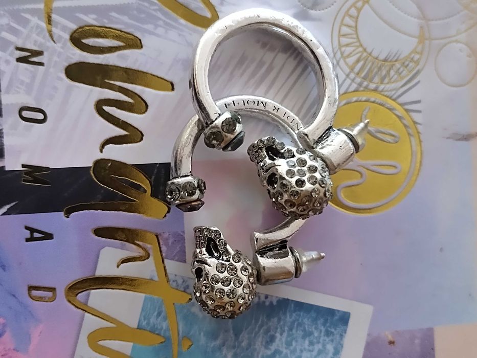 Обеци с черепи и камъчета