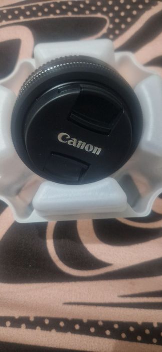 Obiectiv Canon este 24 mm