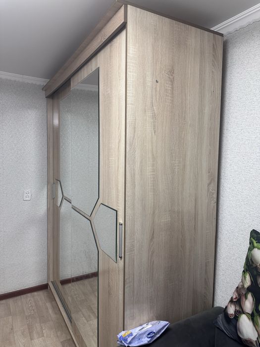 Продается вместительный шкаф-купе с зеркалами