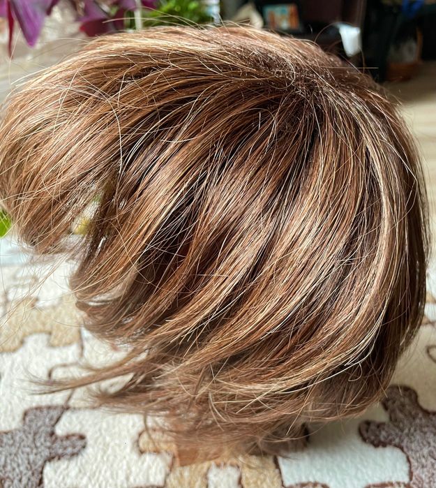 Перука - цвят кестеняв с дискретни по-светли кичури.