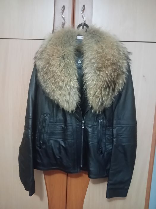 Vând  giaca  di piele scurtă,  cu guler  de vulpe, culoare neagră!