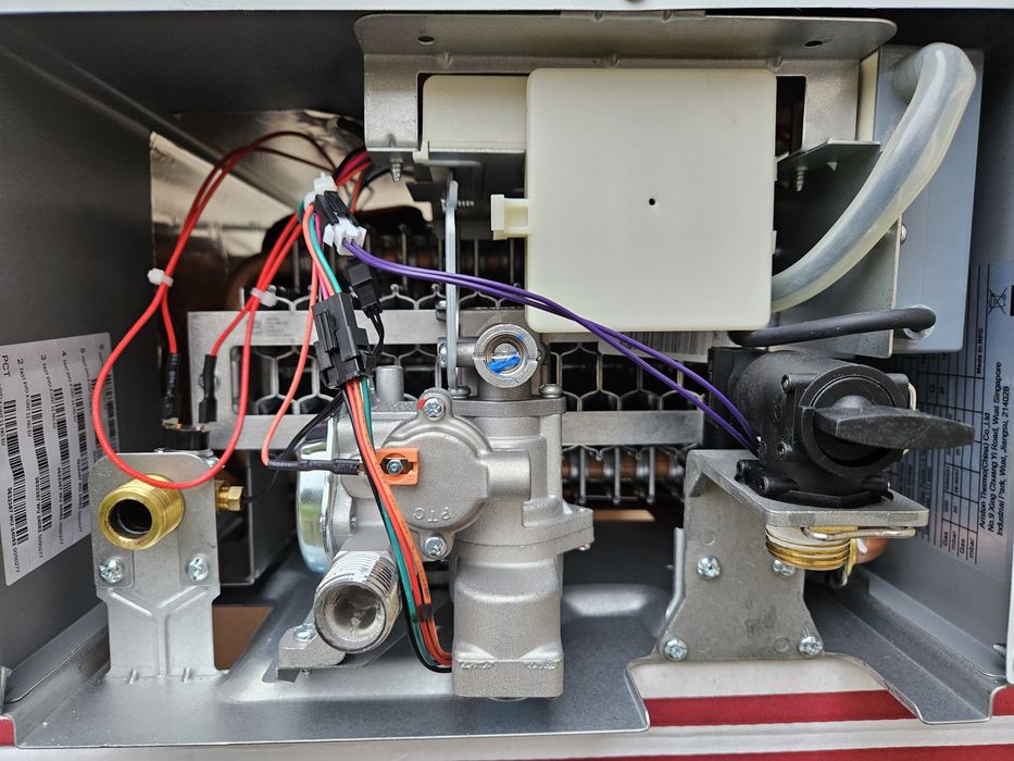 Vand boiler Ariston funcționează doar pe gaz natural.