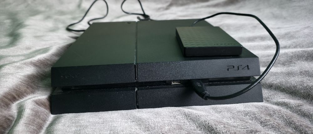 Vand PlayStation 4 cu Hard-Disk extern 2TB memorie, 24 de jocuri si 2 controllers