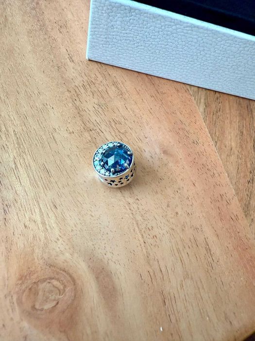 Оригинални Pandora гривна и висулки – сребро, позлата