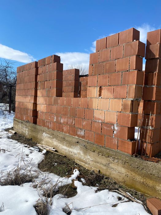 Se vinde teren și construcție 800m