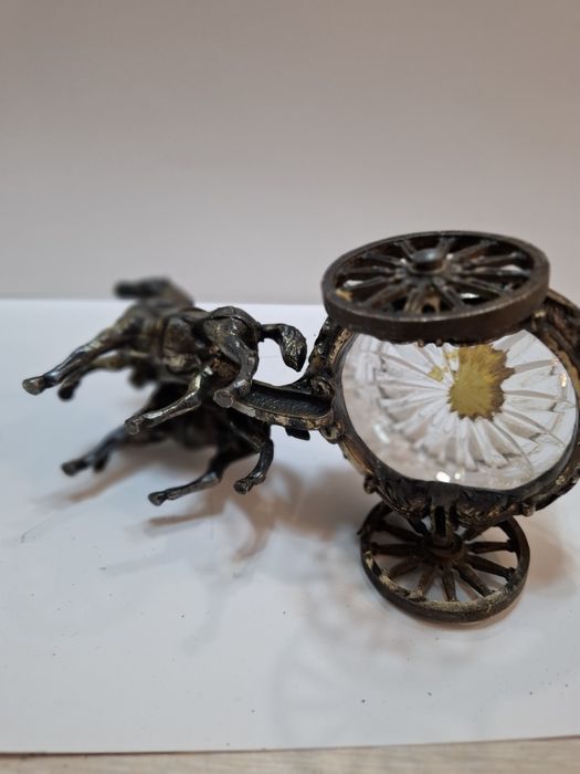 Колесница в римски стил, теглена от два коня.