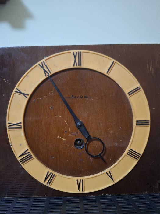 decor Ceas vechi de masa semneu mecanic Becna Vesna URSS CCCP anii 70
