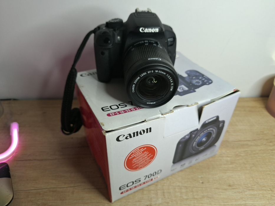 Фотоапарати-Canon полу професионален- и Canon EOS 700D