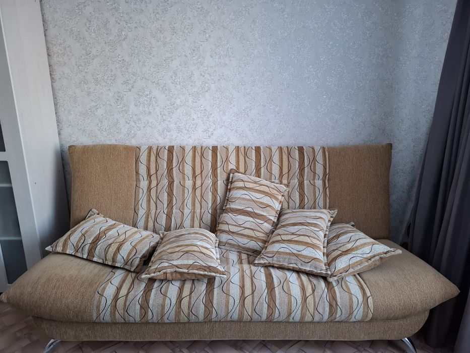 Диван с креслом, в хорошем состоянии