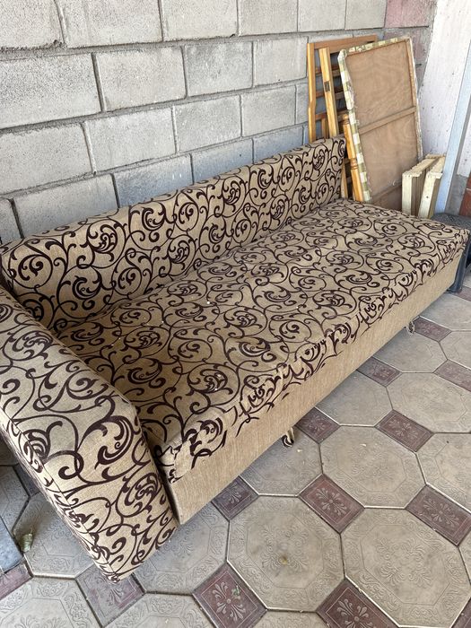 Срочно продам диван в хорошем состояние