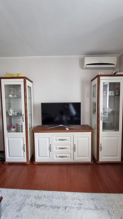 Стенка и стол в гостиную