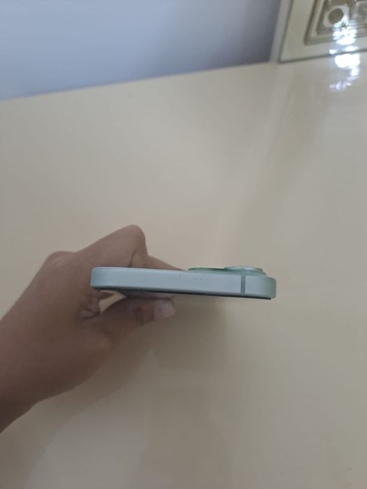 Iphone 15 зеленый свет