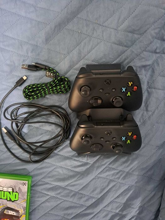 Consola XBOX Series X 1 TB cu 2 controllere si 5 CD uri cu jocuri si statie incarcare