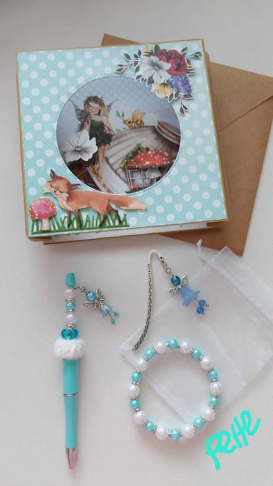 Комплекти бижута от гривна, химикалка и книгоразделител с феи и цветя