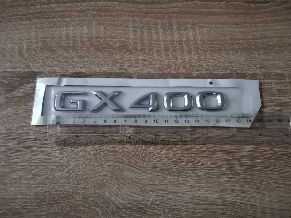 сребрист надпис Lexus GX 400