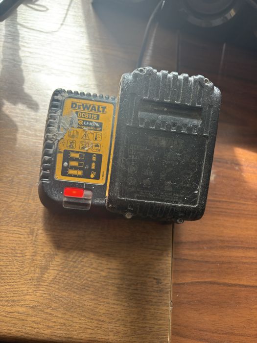 Încărcător și baterie Dewalt