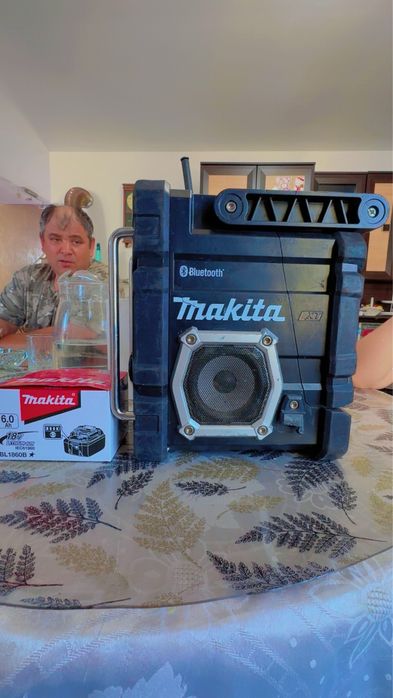 Radio Makita DMR106 cu baterie de 6 A nou nouț în cutie