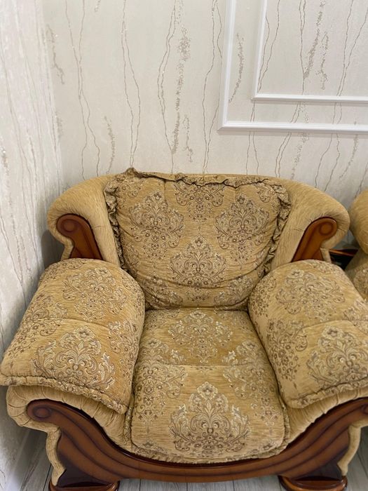 Продается Диван с двумя креслами