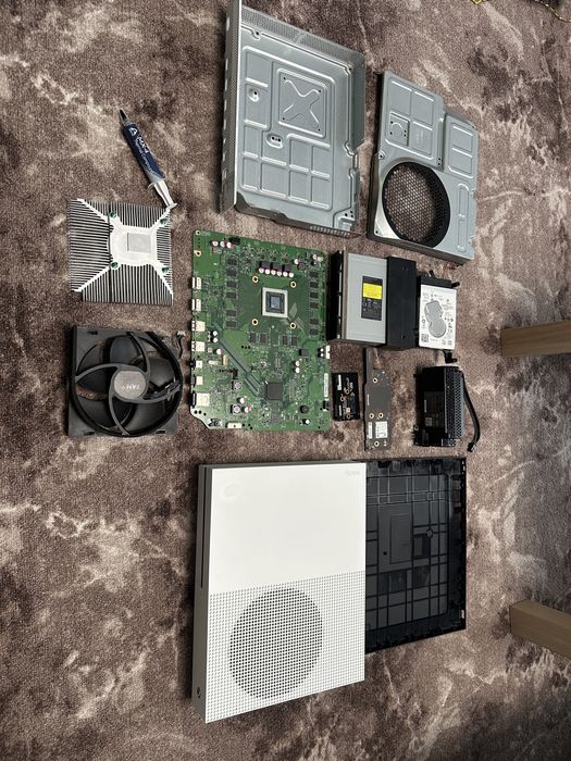 XBOX ONE S 1TB 2 геймпада и игры продам