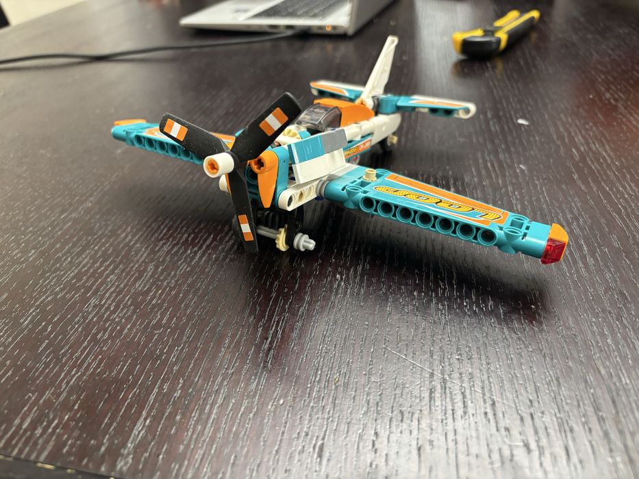 Самолет Lego TEXHNIC