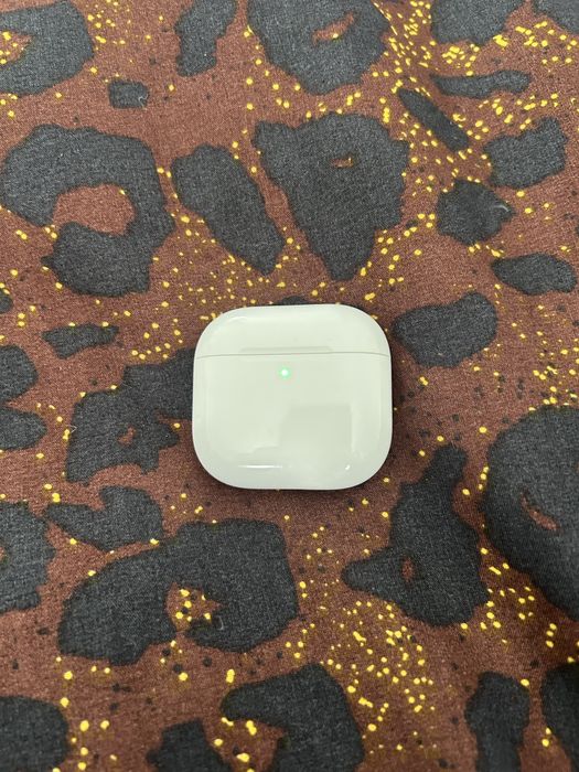 Airpods 4 cu noise cancelling